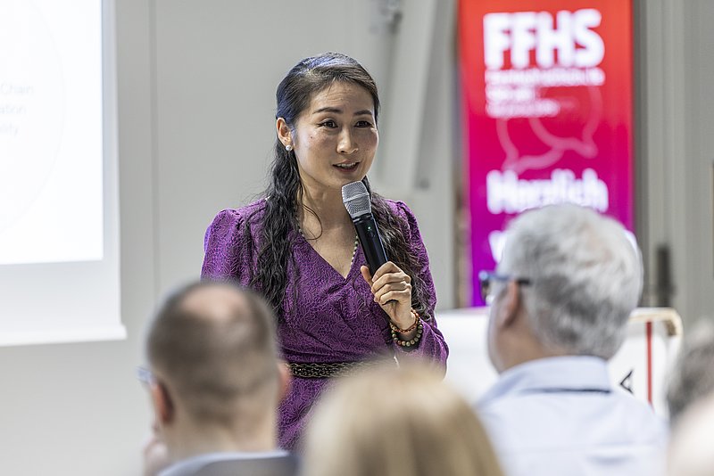 Sally Yan hielt einen Vortrag mit dem Titel «Beyond Competition: How Europe and China Are Co-Shaping the Future of Mobility». Sie thematisierte, wie Mobilitätsinnovationen nicht nur synchron im Wettbewerb, sondern in Kooperationen entstehen, etwa durch grenzüberschreitende Partnerschaften und nachhaltige Wertschöpfungsketten.