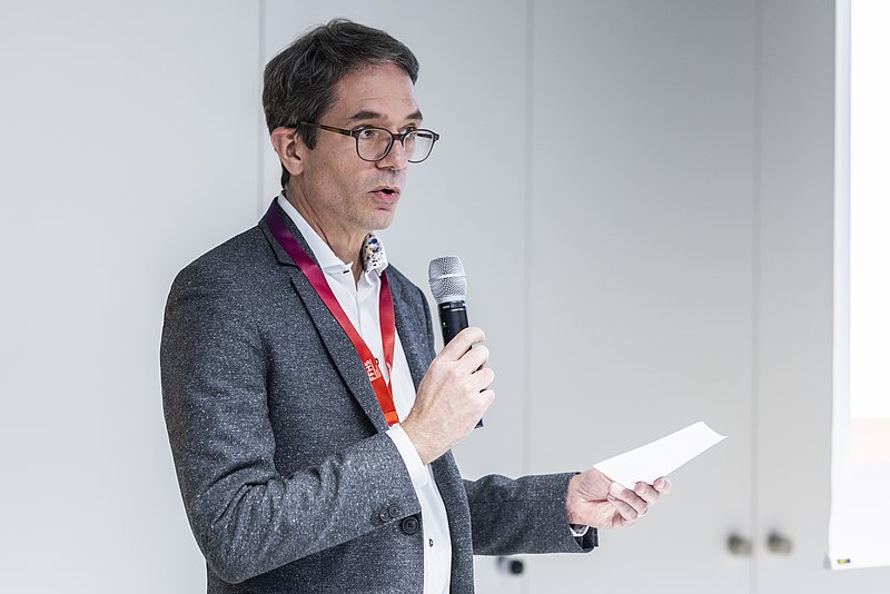 Prof. Dr. Marc Schnyder, Rekor der FFHS, präsentierte am Event «Neue Wege – Energie, Mobilität und Kreislaufwirtschaft» auch den FFHS-Nachhaltigkeitsbericht.