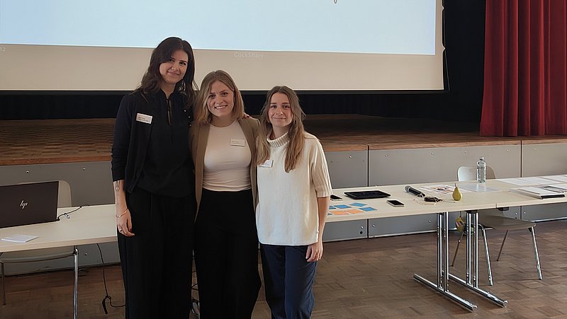 Die Studentinnen Ayla Düring, Nadine Gmür und Doris Bleiker (von links) freuen sich über ihren gelungenen Workshop. (Foto: zvg)